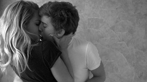 "Baciare una 14enne (anche consenziente) è violenza sessuale"