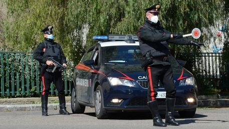 Fuggono dai carabinieri e si schiantano: un morto