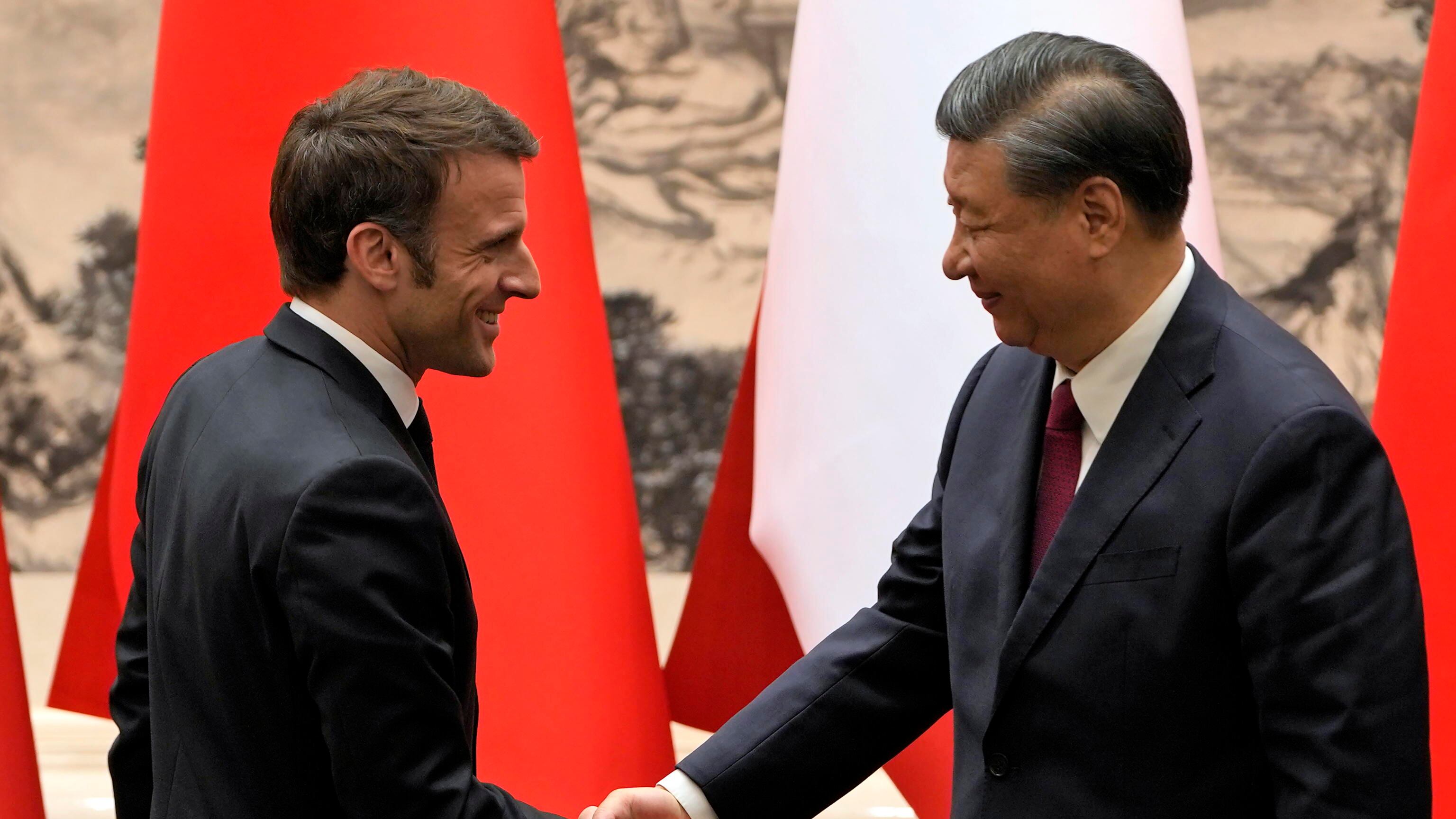 Macron senza pace: proteste in Francia. Ue indignata per le sue parole filo-Xi