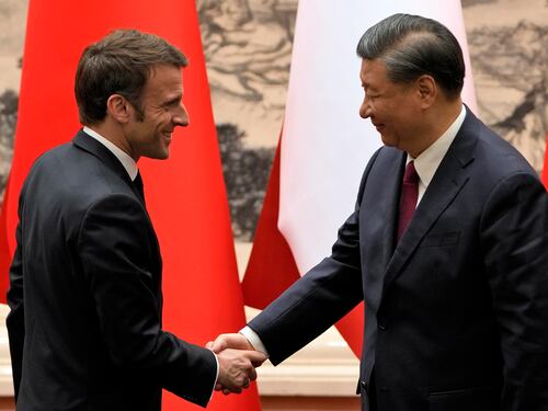 Macron senza pace: proteste in Francia. Ue indignata per le sue parole filo-Xi