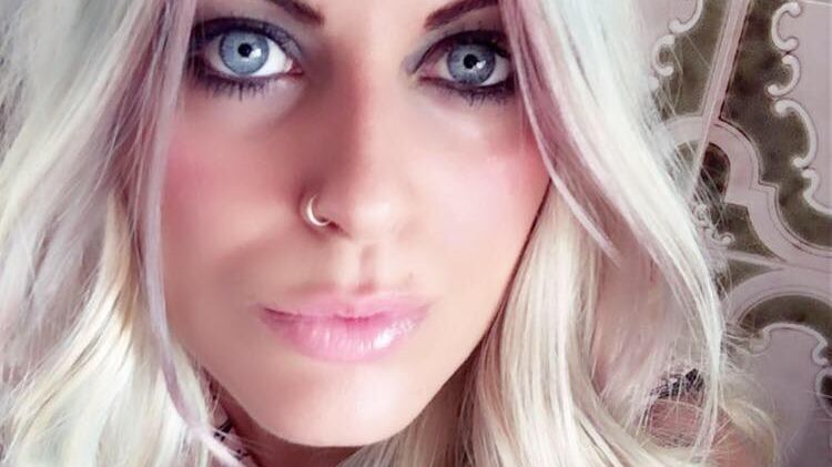 Costretta a prostituirsi e a ingrassare dalla sua migliore amica: botte e ustioni con il ferro da stiro