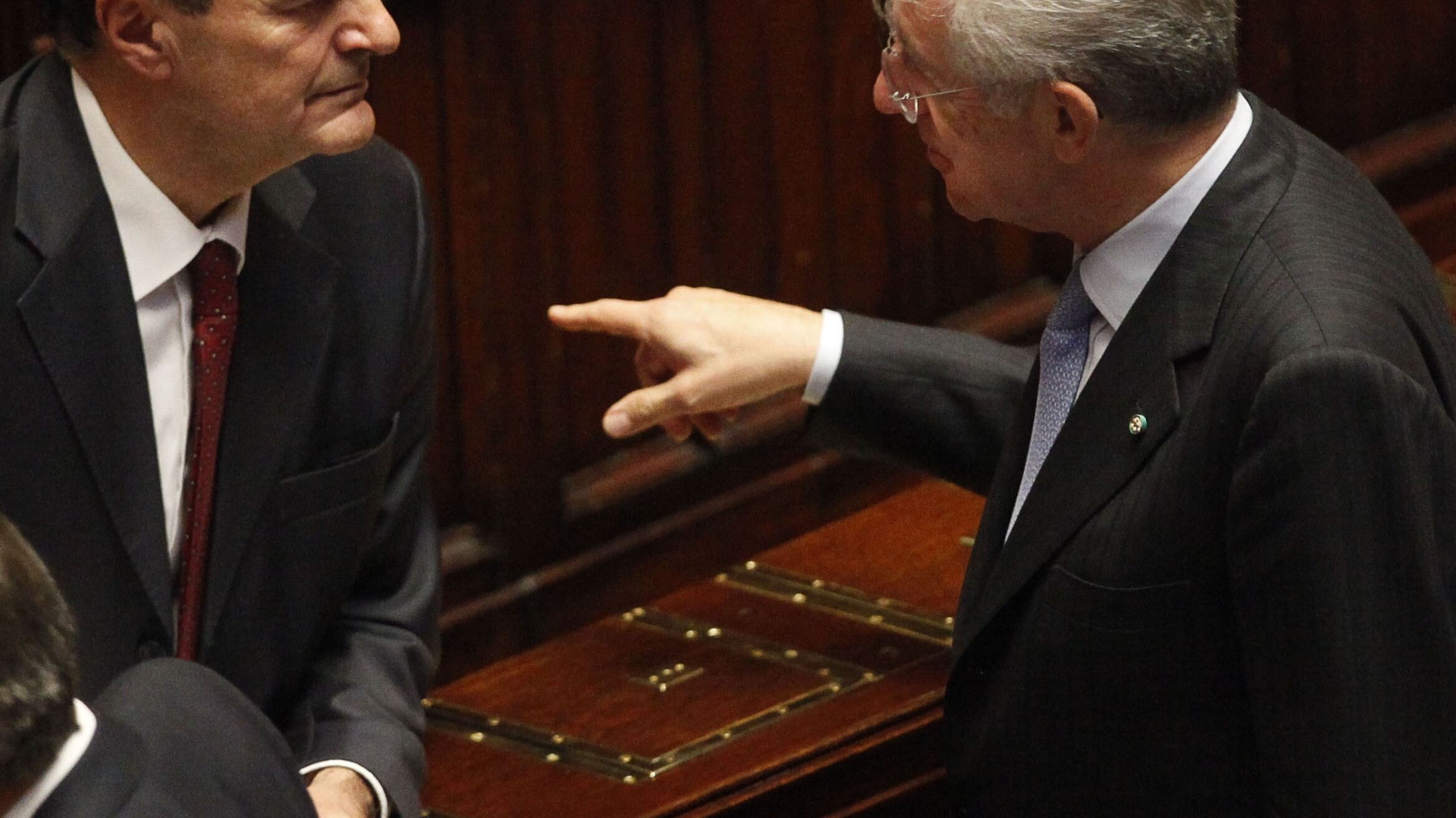 Tenuta dei conti pubblici, scontro tra Bersani e Monti: buco o manovra in arrivo?
