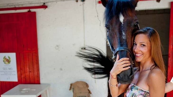 Jessica, la modella dell’ippica Non usa mai la frusta e vince