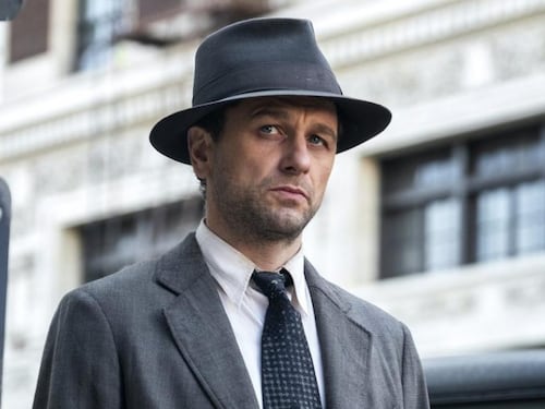 In arrivo la serie tv su Perry Mason: svela chi è l'uomo dietro al mito