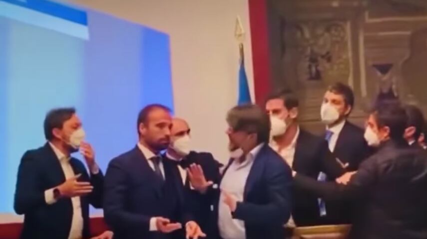 "Finisce male". Rissa in commissione: volano fogli e microfoni