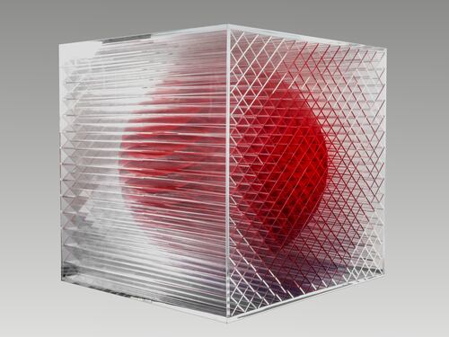 Esplode l’arte cinetica di Simone Lingua: viaggio extrasensoriale in plexiglass