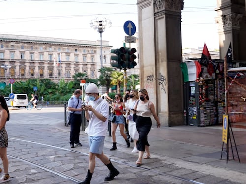 "Ora via la mascherina": si apre un nuovo fronte nel governo