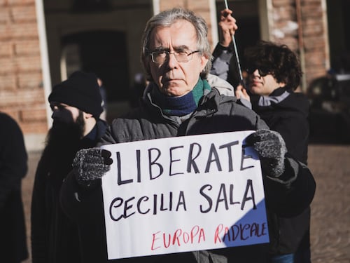 Si alza il velo sull'ipocrisia delle femministe rosse. Vedono il patriarcato in Occidente, non in Iran
