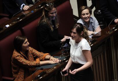 Boschi aggressiva: vestitino attillato e tacchi vertiginosi 6