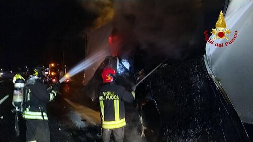 Tir in fiamme sulla A1 2