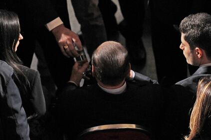 Lieve malore per Berlusconi al comizio del Pdl 1