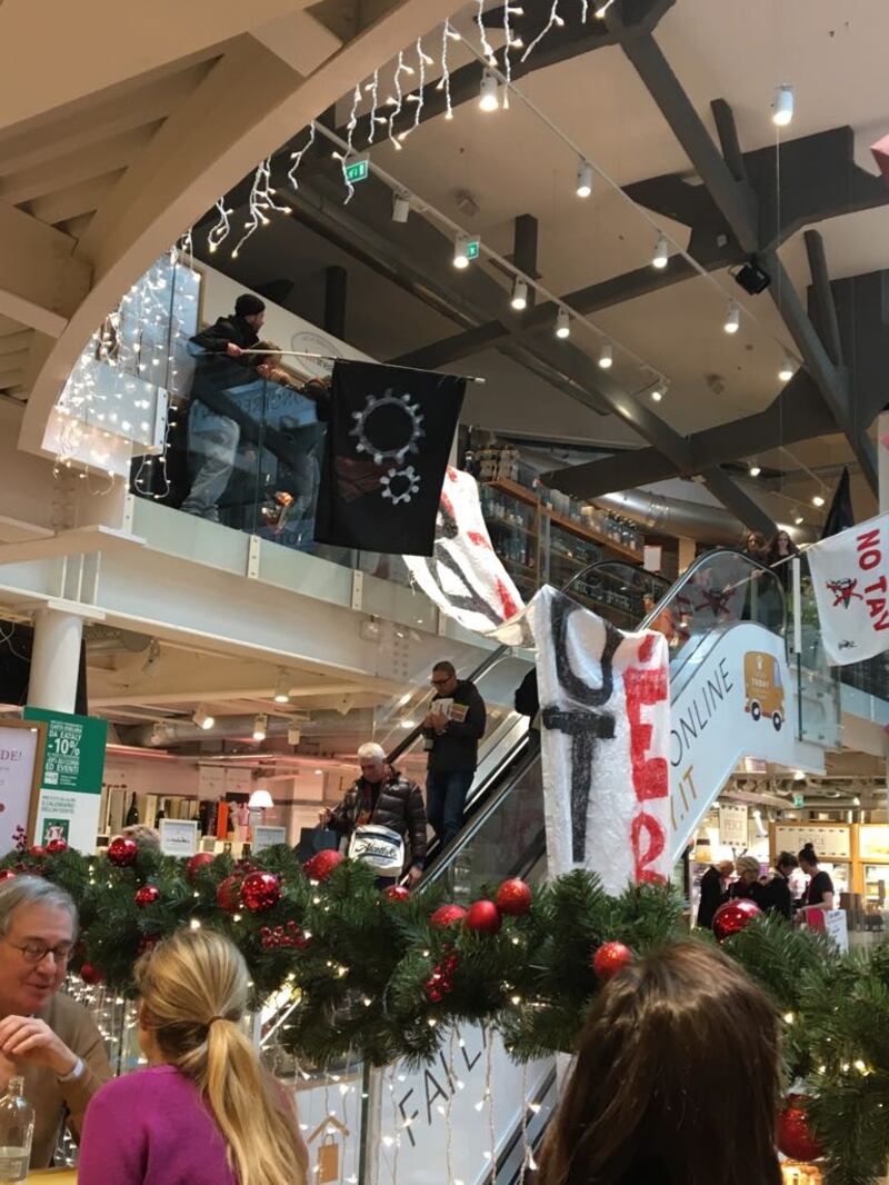 Le immagini del sit-in nel negozio Eataly di Milano 1