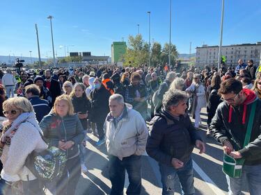 Trieste, proteste davanti ai cancelli del porto 5