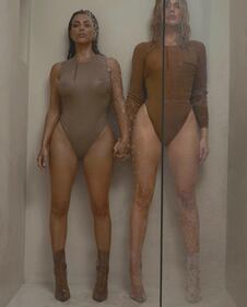 Kim e Khloe Kardashian, sfida di lati b 2