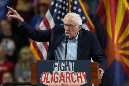  Alexandria Ocasio-Cortez e Bernie Sanders e i rally contro gli oligarchi 12