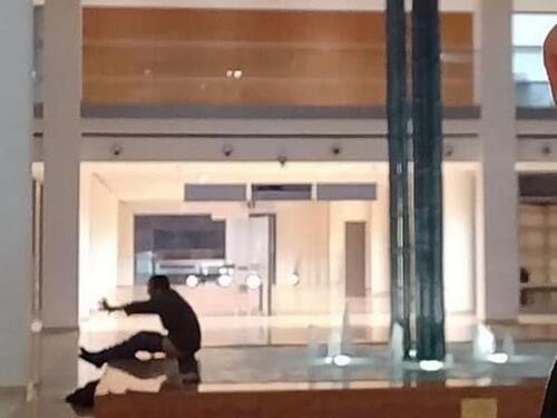 Immigrato defeca nella fontana dell'ospedale