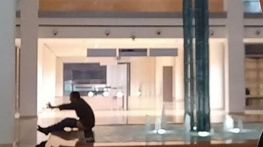 Immigrato defeca nella fontana dell'ospedale