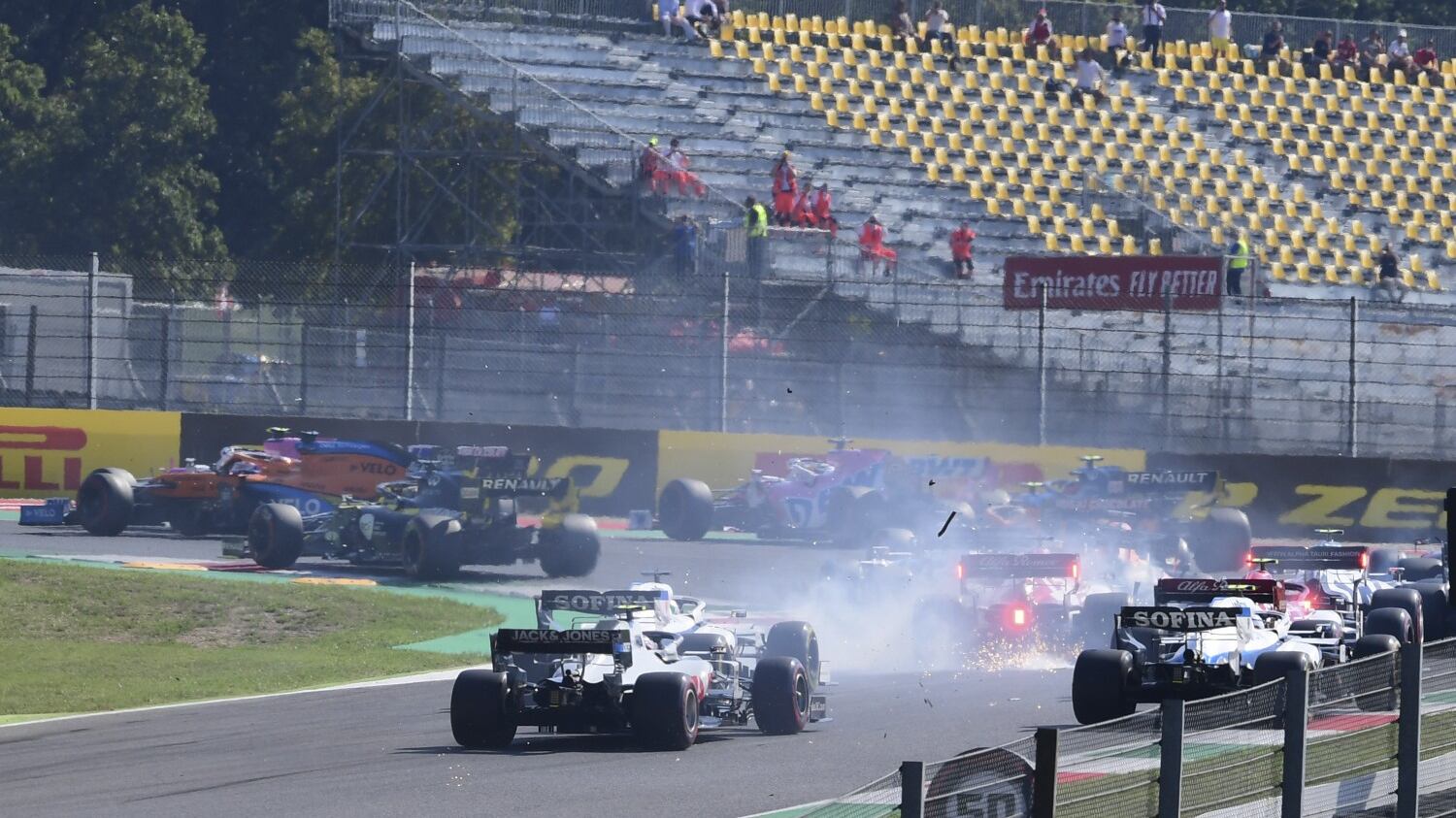Formula Uno, incidenti a ripetizione al Mugello. Doppietta Mercedes, male le Ferrari