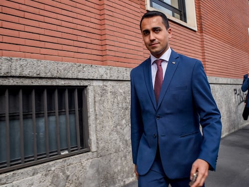 "Romeni criminali". Di Maio tira dritto: "Chiedano scusa i radical chic"