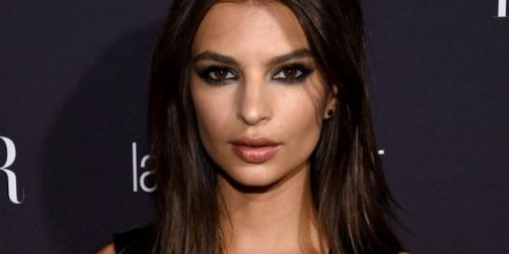 Emily Ratajkowski hot, topless e parrucca rosa 21