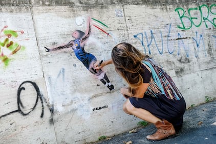 Vandalizzato il murale di Egonu a Roma: ignoti le cancellano la faccia e la dipingono di rosa 4