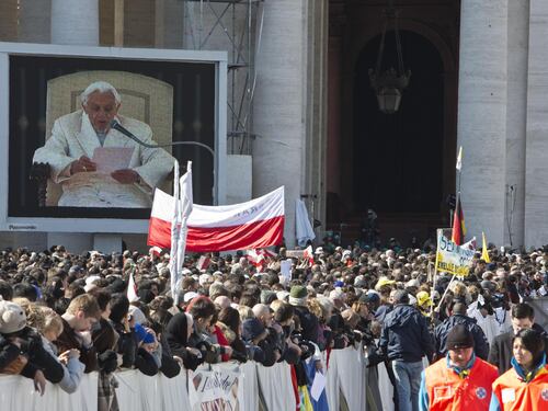 L'ultimo abbraccio del Papa a 200mila fedeli: "Io non sono solo"