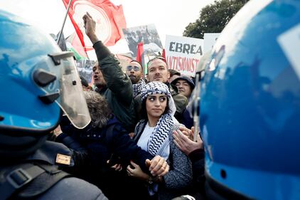 Tensioni in piazza tra Brigata ebraica e manifestanti pro-Palestina 4