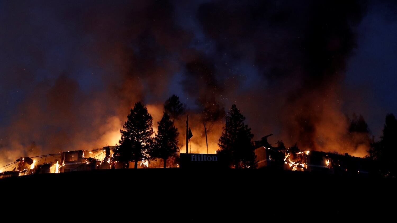 La California brucia: proclamato lo stato di emergenza