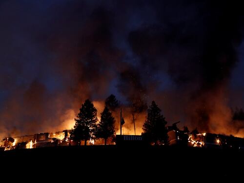 La California brucia: proclamato lo stato di emergenza