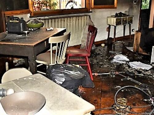 Torna da clandestino, dà fuoco a una casa e prova a fuggire: preso tunisino