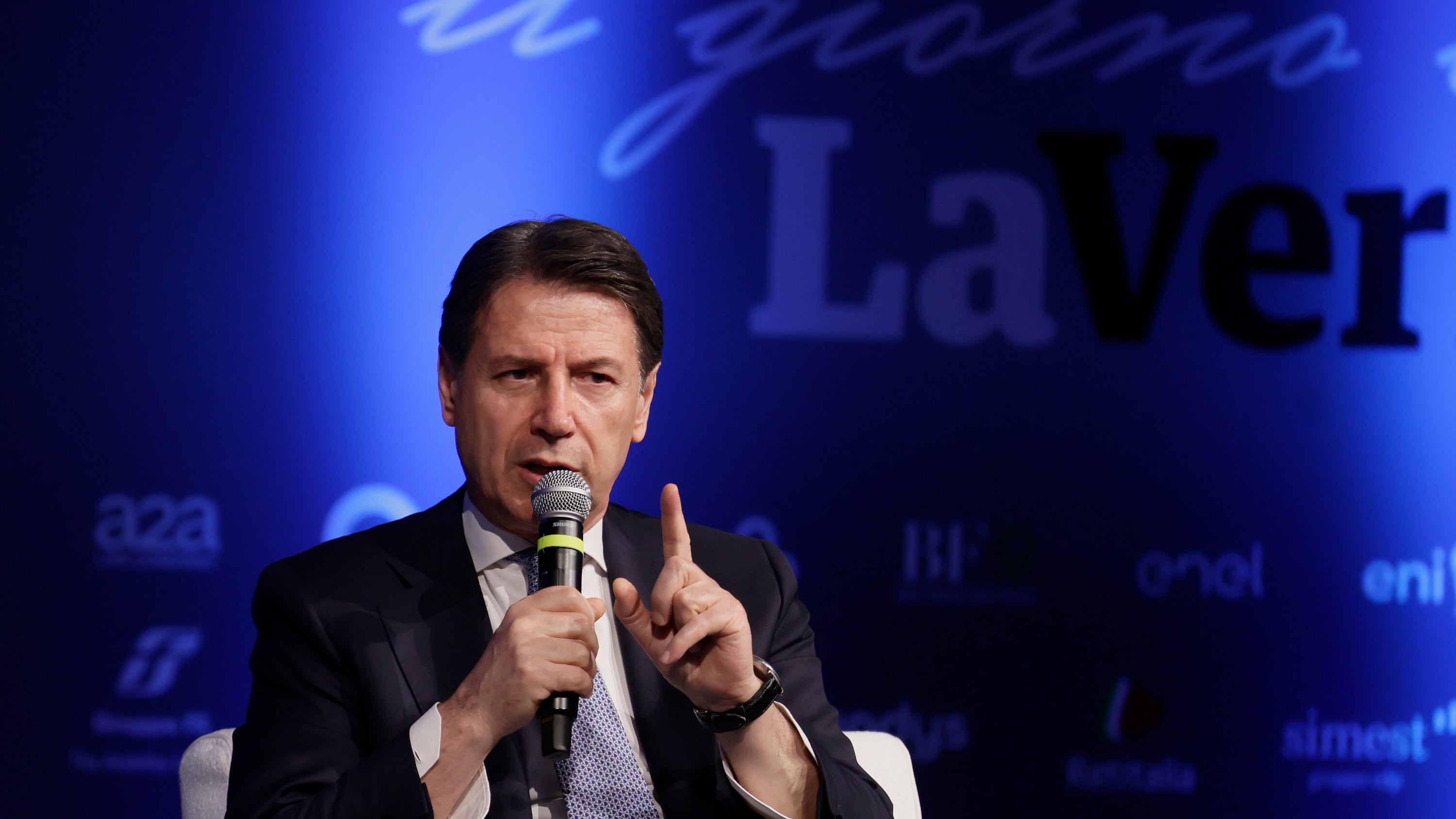 L'ex premier insiste: chiarirò tutto. Ma deve lasciare la commissione
