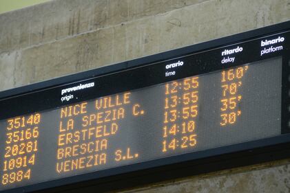 Genova, treni in ritardo dopo il crollo del ponte  11