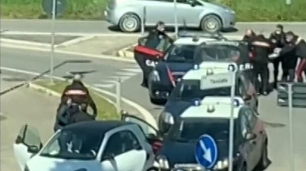 Rimini, straniero sfonda posto di blocco e ferisce 3 militari