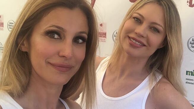 Adriana Volpe a Anna Falchi conquistano il web con un selfie