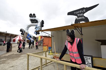 Benvenuti a Dismaland, il tetro parco giochi di Banksy 6