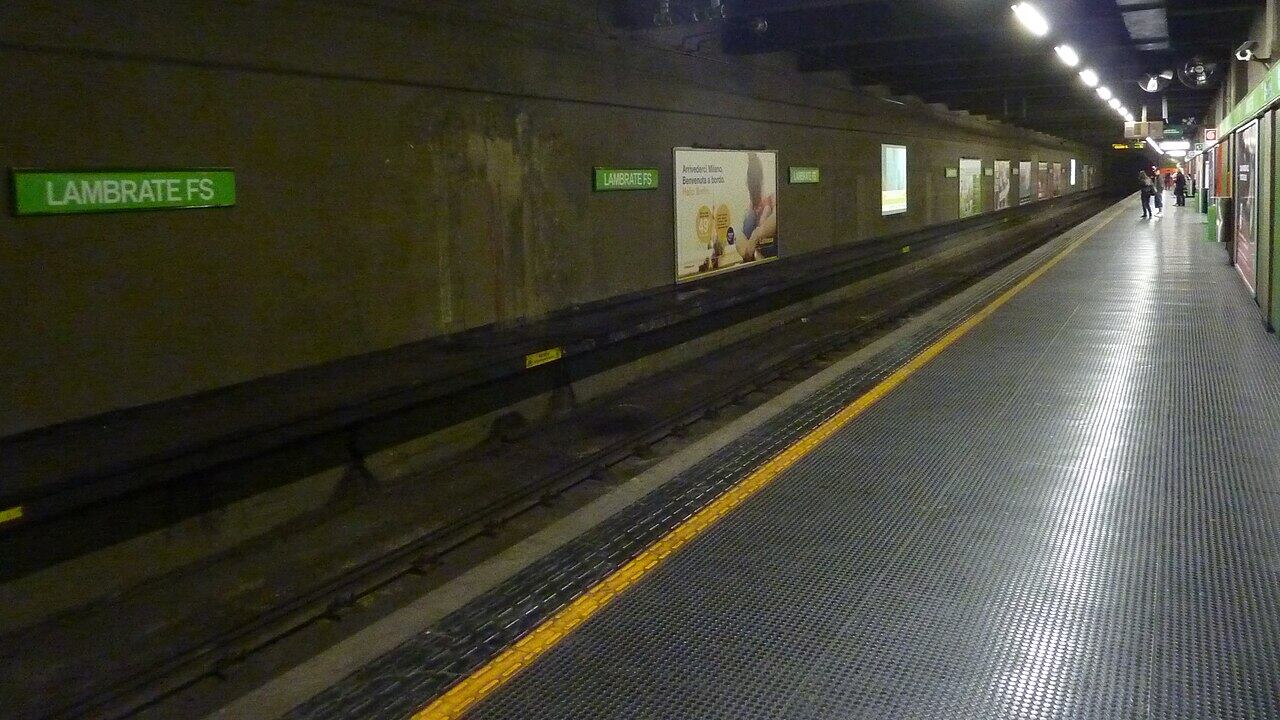 Milano, paura nella metro: uomo alterato spinge una ragazza sui binari