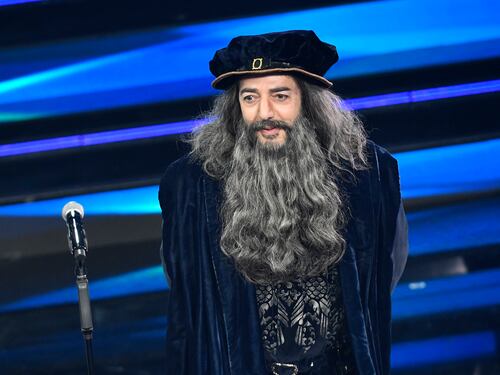 Sanremo, Max Gazzè infiamma i social: "Canta piano-vaccini Arcuri"