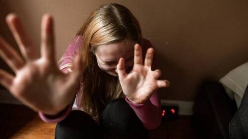 Violenta una ventenne nei bagni di un locale: l'orrore dello straniero