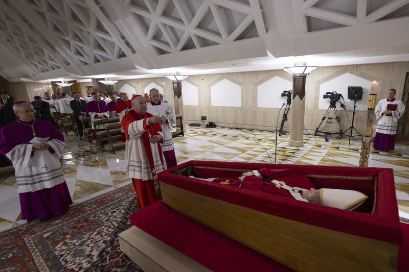 Le prime foto della salma di Papa Francesco 9