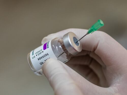 Bufera su AstraZeneca. Lo stop della Germania. Seguono Italia, Francia e più di mezza Europa. Ema insiste: "È sicuro"