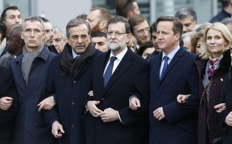 L'abbraccio a Parigi dei leader mondiali 1