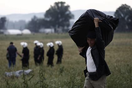 Gli immigrati lasciano il campo profughi di Idomeni 10