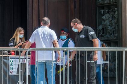 Panico in Duomo a Milano: straniero armato di coltello prende in ostaggio una guardia e la fa inginocchiare 12