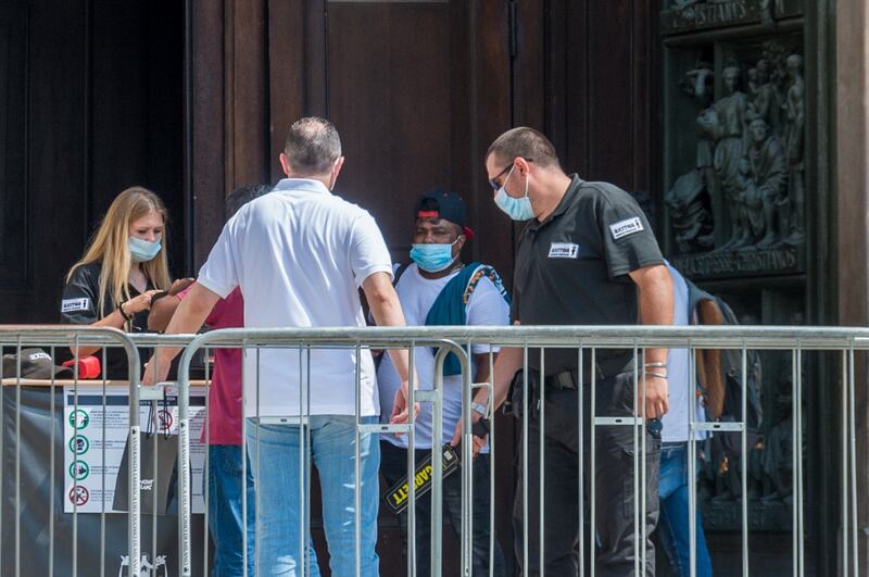 Panico in Duomo a Milano: straniero armato di coltello prende in ostaggio una guardia e la fa inginocchiare 12