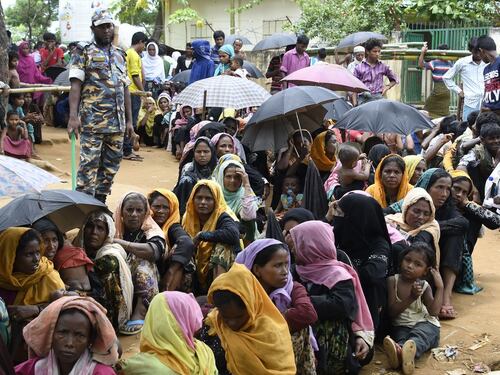 Linea dura del Bangladesh contro i profughi Rohingya: trasferiti su un'isola remota