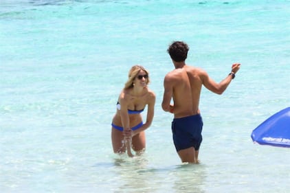 Elena Santarelli sexy in spiaggia 25