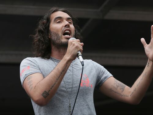 L'attore Russell Brand incriminato per stupro e molestie