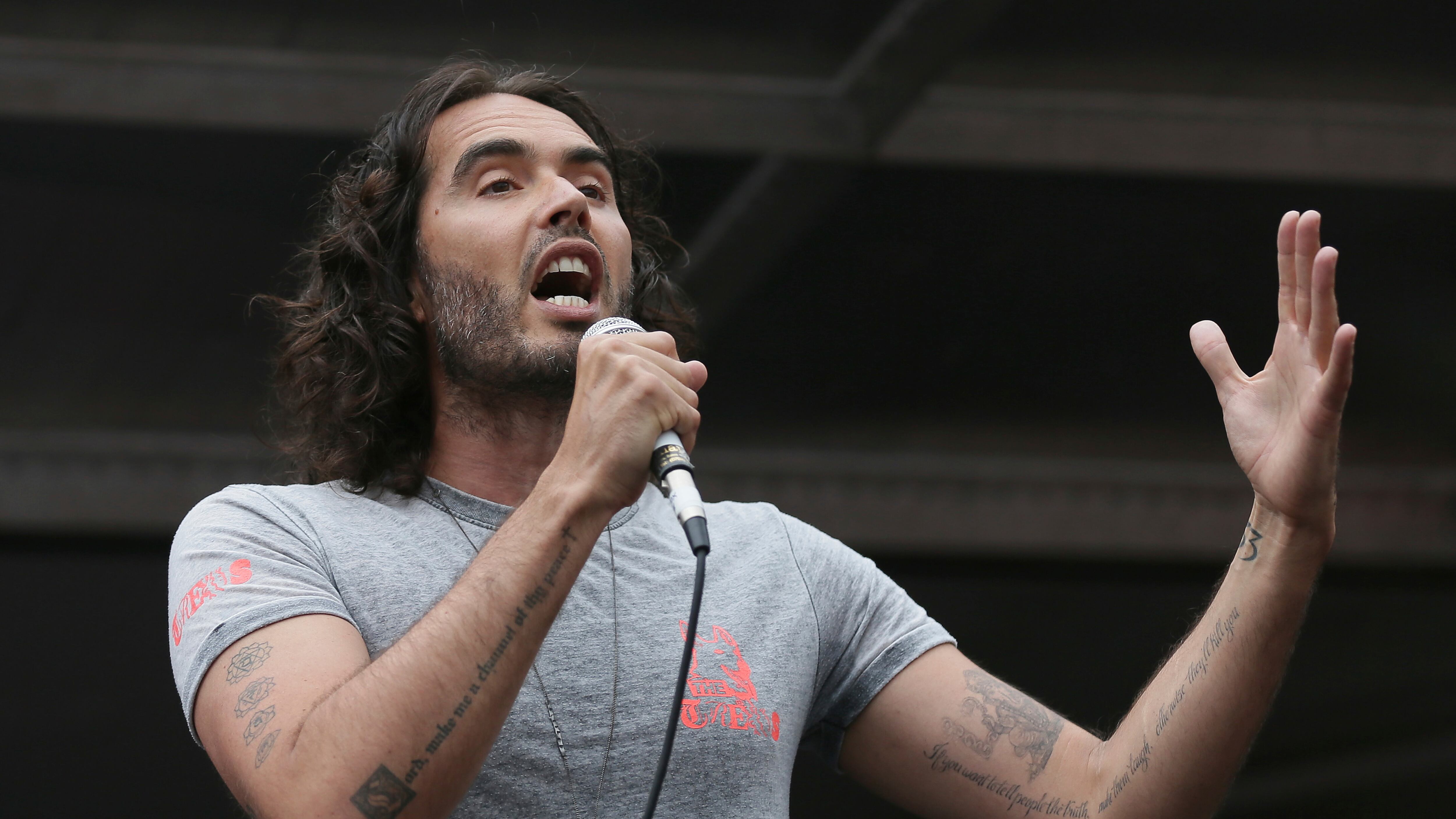 L'attore Russell Brand incriminato per stupro e molestie