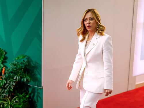 Meloni chiama Trump. "Putin dia un segnale con il cessate il fuoco"