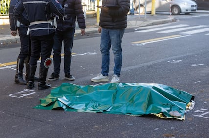   Milano, tir travolge mamma a passeggio con i suoi bambini. Le immagini dell'incidente 4